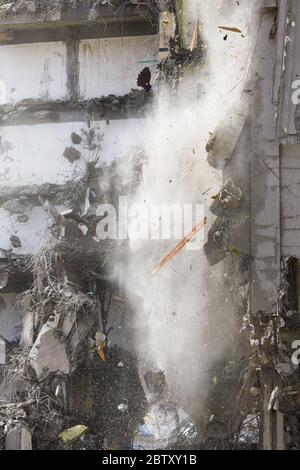 Abriss des Gebäudes, Nahaufnahme. Stahlbetonkonstruktionen. Stockfoto