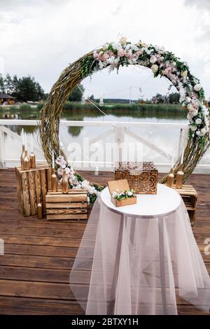 Hochzeitspark mit Blumen im Park für eine Hochzeitszeremonie am Hochzeitstag angeordnet Stockfoto
