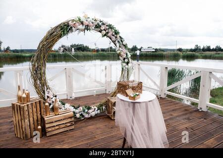 Hochzeitspark mit Blumen im Park für eine Hochzeitszeremonie am Hochzeitstag angeordnet Stockfoto