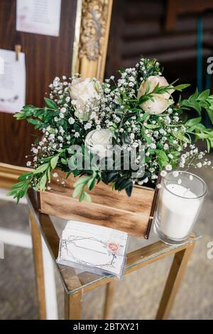 Hochzeitspark mit Blumen im Park für eine Hochzeitszeremonie am Hochzeitstag angeordnet Stockfoto