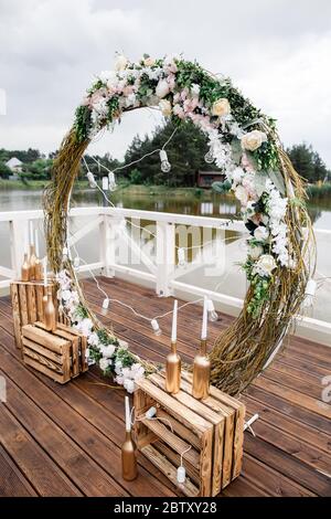 Hochzeitspark mit Blumen im Park für eine Hochzeitszeremonie am Hochzeitstag angeordnet Stockfoto
