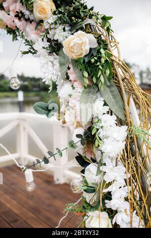 Hochzeitspark mit Blumen im Park für eine Hochzeitszeremonie am Hochzeitstag angeordnet Stockfoto