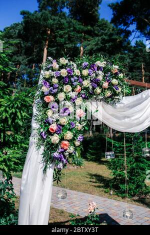 Hochzeitspark mit Blumen im Park für eine Hochzeitszeremonie am Hochzeitstag angeordnet Stockfoto
