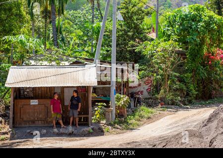 BALI, INDONESIEN - 01. Dezember 2019: Balinesische Baustelle. Manager Büro der Bauarbeiten Stockfoto