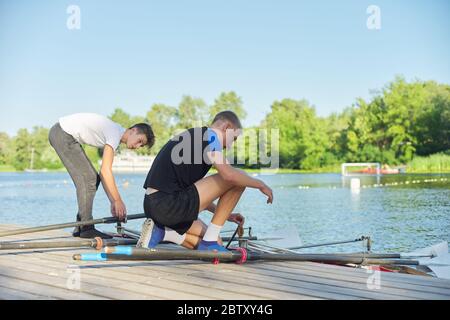 Team von zwei Teenagern, die auf dem Fluss Kajak fahren Stockfoto