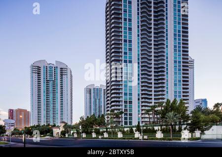 Das Innere der Turnberry Towers. Turnberry Towers ist ein 45-stöckiger Doppelturm-Wohnkomplex in Winchester, Nevada, nahe dem Las Vegas Strip. Stockfoto