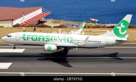 Eine Transavia France Boeing 737-800 landet am Flughafen Funchal auf Madeira Stockfoto