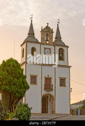 Die Kirche von Saint Marina, Puerto de Vega, in der frühen Morgenstunden Licht, Asturien, Spanien. Stockfoto
