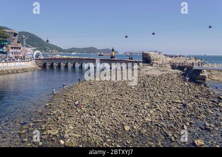 Busan, Südkorea, 14. September 2019: Menschen, die die Attraktionen am Songdo-Strand genießen Stockfoto