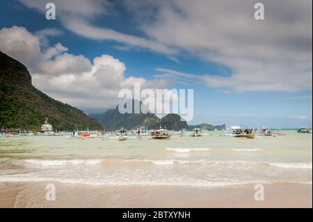 Morgen Szene am El Nido Beach, El Nido, Palawan, Philippinen, während die Tagesboote vorbereiten, um Touristen zu den Inseln und Stränden zu bringen. Stockfoto