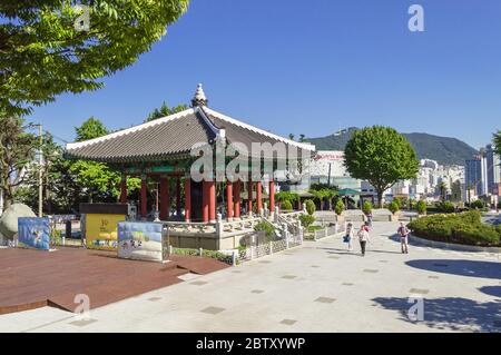 Busan, Südkorea, 14. September 2019: Traditioneller Pavillon im Yongdusan Park mit Wanderern und Blick auf die Stadt Stockfoto
