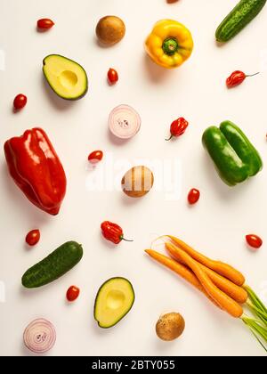 Gemüsemischung mit Avocado, Pfeffer, Zwiebel, Gurke und Pilzen Stockfoto