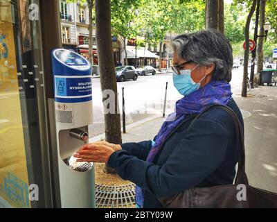 HYDROALKOHOLISCHES GEL SPENDER IN PARIS Stockfoto