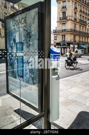 HYDROALKOHOLISCHES GEL SPENDER IN PARIS Stockfoto