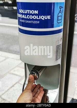 HYDROALKOHOLISCHES GEL SPENDER IN PARIS Stockfoto