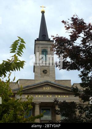 Jehova in Hebräisch auf der Vorderseite der Basilika von Saint Louis, König von Frankreich, früher die Kathedrale von Saint Louis, und umgangssprachlich die Alte geschrieben Stockfoto