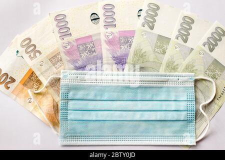 Auf Banknoten der tschechischen Krone - Geschäftsgeld - wird die Stillleben Maske gelegt Stockfoto