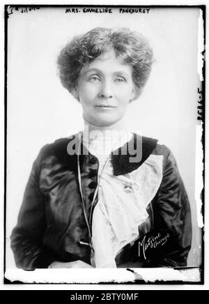 EMMELINE PANKHURST (1858-1928) Englische Frauenrechtlerin fotografierte 1916 während ihrer USA- und Kanada-Tournee, um Geld zu sammeln und die US-Regierung zum Kriegseintritt zu bewegen. Foto: Baines News Service. Stockfoto