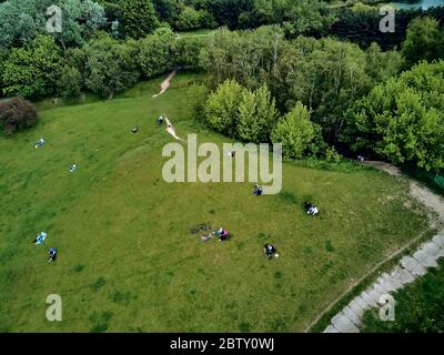 Ein schöner Panoramablick auf den Sonnenuntergang in einem fabelhaften Maiabend auf Szczesliwice Park - ein ehemaliges Dorf, derzeit eine Wohnanlage in der Ochota d Stockfoto