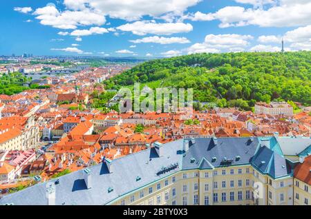 Top-Luftaufnahme der Prager Altstadt mit roten Ziegeldach Gebäude in der Kleinseite Mala Strana und Smichov Bezirk, Vrtba Garten am Hang des Petrin Hügel, Böhmen, Tschechische Republik Stockfoto