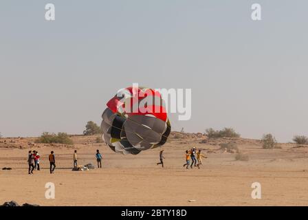 Touristen genießen Parasailing in den Sam Sanddünen von Jaisalmer, Rajasthan Stockfoto