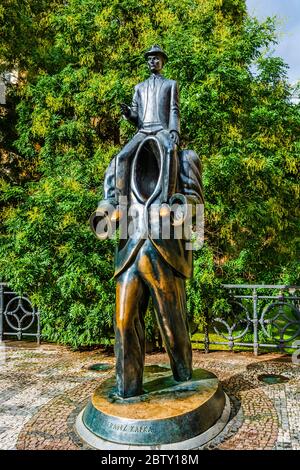 Prag, Tschechische Republik - Oktober 2017: Statue von Franz Kafka, eine Freiluft-Skulptur von Jaroslav Rona aus dem Jahr 2003, eine Szene in Kafkas erstem Roman Amerika Stockfoto