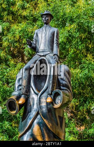 Prag, Tschechische Republik - Oktober 2017: Statue von Franz Kafka, eine Freiluft-Skulptur von Jaroslav Rona aus dem Jahr 2003, eine Szene in Kafkas erstem Roman Amerika Stockfoto
