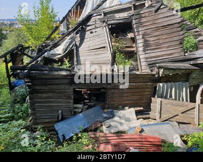 Altes verlassene Holzhaus nach dem Feuer Stockfoto