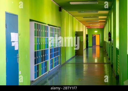 Schließfächer in einer älteren Gesamtschule, technisch und technisch nicht auf dem neuesten Stand, Essen, NRW, Deutschland Stockfoto