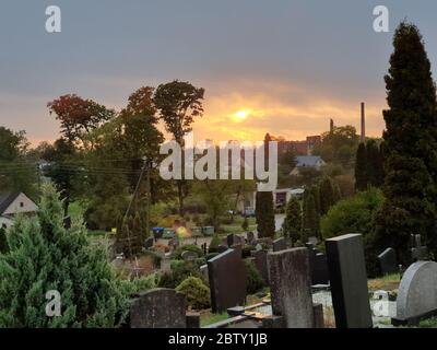 Sonnenuntergang auf dem Friedhof im Herbst Stockfoto