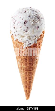 Italienisches Stracciatella Eis mit Kegel isoliert auf weißem Hintergrund Stockfoto