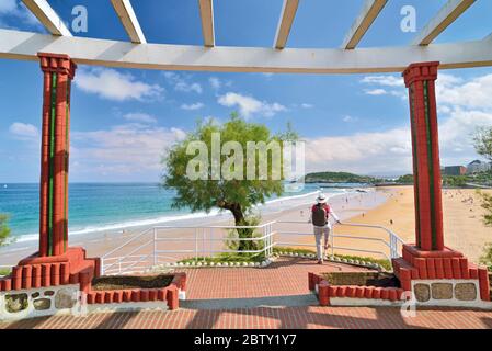 Frau mit Rucksack mit Blick auf städtischen Strand von einem gut gepflegten Stadt Sicht Punkt Stockfoto