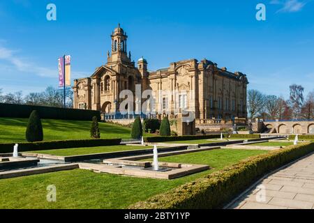 Außenansicht der Stadtkunstgalerie der sonnendurchfluteten Cartwright Hall (großes historisches Museumsgebäude) & Brunnen im Mughal-Wassergarten - Lister Park, Bradford, England Stockfoto