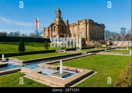 Außenansicht der Stadtkunstgalerie der sonnendurchfluteten Cartwright Hall (großes historisches Museumsgebäude) & Brunnen im Mughal-Wassergarten - Lister Park, Bradford, England Stockfoto