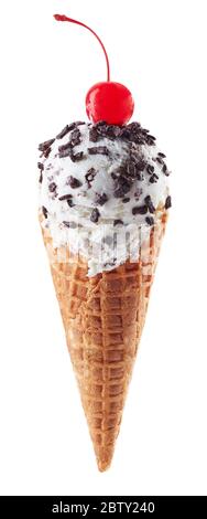 Waffelkegel aus italienischem Stracciatella Eis mit Schokoladenchips und Kirsche auf weißem Hintergrund isoliert Stockfoto
