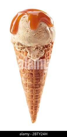Waffelkegel aus Karamell Eis mit Sauce auf weißem Hintergrund isoliert Stockfoto
