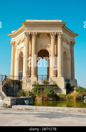 Blick auf den Garten der Promenade du Peyrou in Montpellier, Frankreich, mit dem Schloss von Eau, dem berühmten neoklassizistischen Wasserturm, der den Vorsitz führt Stockfoto