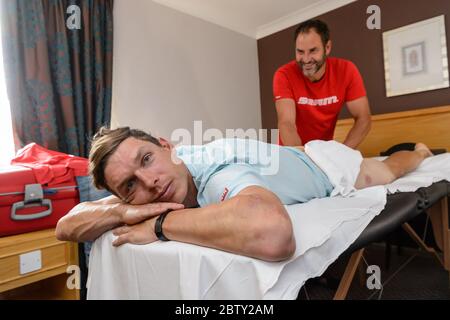 Der deutsche Radprofi Tony Martin wird nach einer Etappe der Tour of Britain 2017 in seinem Hotelzimmer mit einer Massage bebildert. Stockfoto
