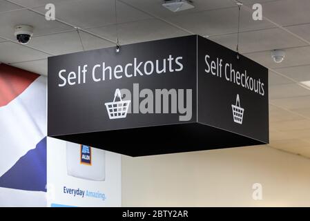 Selbstbedienungskassen in einem Aldi Supermarkt in Tamworth, Staffordshire, England, Großbritannien. Stockfoto