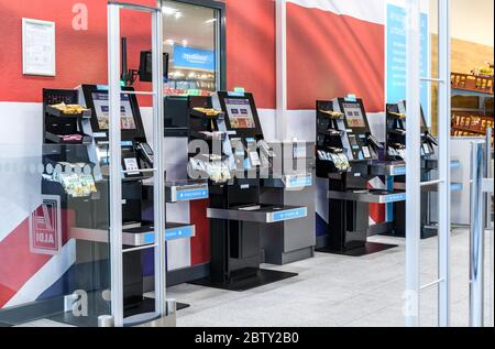 Selbstbedienungskassen in einem Aldi Supermarkt in Tamworth, Staffordshire, England, Großbritannien. Stockfoto