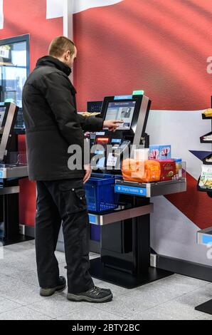 Selbstbedienungskassen in einem Aldi Supermarkt in Tamworth, Staffordshire, England, Großbritannien. Stockfoto