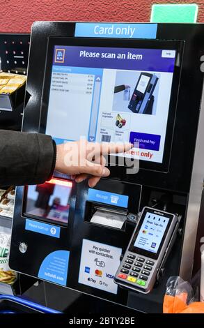 Selbstbedienungskassen in einem Aldi Supermarkt in Tamworth, Staffordshire, England, Großbritannien. Stockfoto