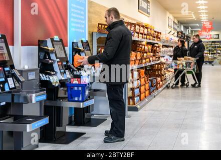 Selbstbedienungskassen in einem Aldi Supermarkt in Tamworth, Staffordshire, England, Großbritannien. Stockfoto