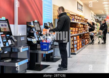 Selbstbedienungskassen in einem Aldi Supermarkt in Tamworth, Staffordshire, England, Großbritannien. Stockfoto