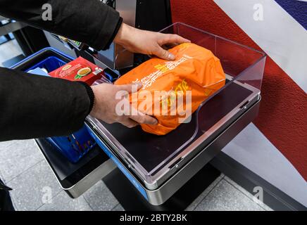 Selbstbedienungskassen in einem Aldi Supermarkt in Tamworth, Staffordshire, England, Großbritannien. Stockfoto