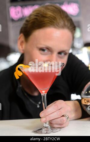 Ein Barkeeper in Coventry, England, gießt einen klassischen rosafarbenen Cocktail Stockfoto