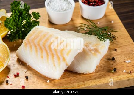 Frischer roher Kabeljau auf Holzbrett Stockfoto