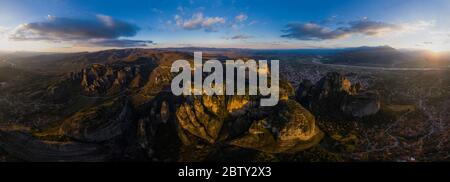 Geheimnisvolle hängend über Felsen Klöster von Meteora, Griechenland bei Sonnenaufgang Zeit Stockfoto