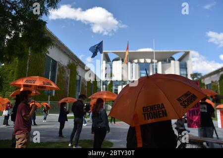 Berlin, Deutschland. Mai 2020. Demonstranten stehen mit Regenschirmen vor dem Kanzleramt zu Beginn der Kampagne "Generationenschirm" der Generationenstiftung. Eines der Ziele der Kampagne ist es, die Corona-Wirtschaftshilfe mit sozialen und ökologischen Bedingungen zu verknüpfen. Quelle: Sven Braun/dpa/Alamy Live News Stockfoto