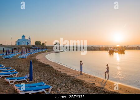 Morgendämmerung in der Agios Nikolaos Kirche, Protaras, Zypern, Mittelmeer, Europa Stockfoto